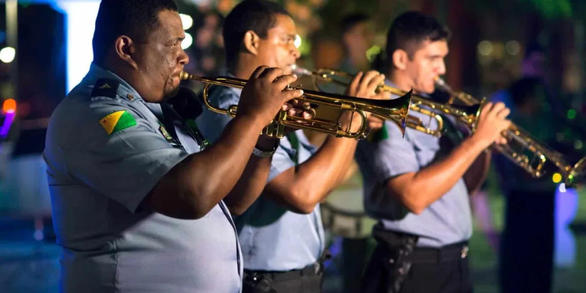 Cantata de Natal da PM arrecada brinquedos para doar para crianças carentes