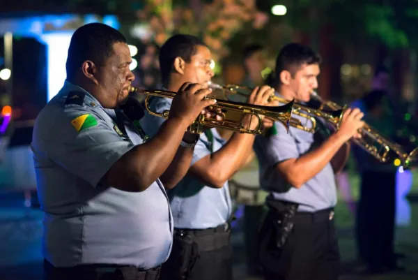 Cantata de Natal da PM arrecada brinquedos para doar para crianças carentes
