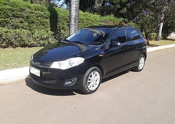 Dupla armada rende família em garagem, espera mãe tirar filho de carro e foge