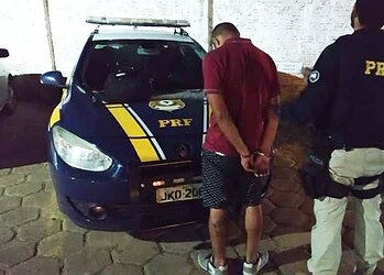 Passageiro de ônibus é preso pela PRF-AC com maconha e cocaína em mochila