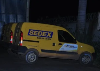 Carro dos correios é alvo de bandidos