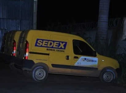 Carro dos correios é alvo de bandidos