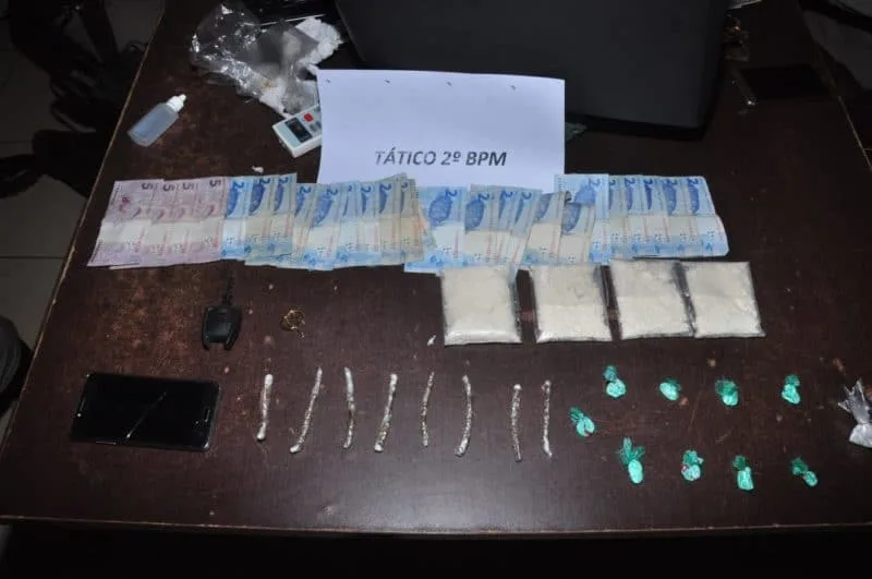 Polícia prende três homens e uma mulher acusados de tráfico de drogas