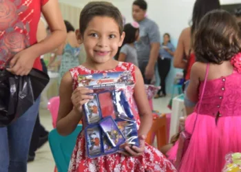 Crianças em tratamento contra o câncer recebem presentes de Natal