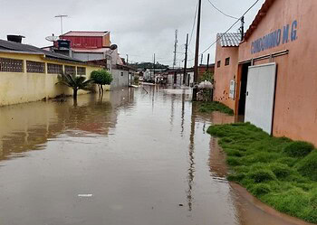 Chuva forte provoca transtornos e inundações em vários bairros da Capital