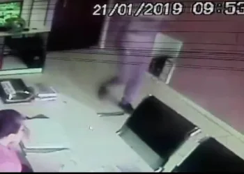 Suspeito e comerciante são baleados em assalto