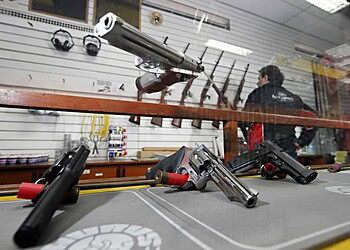 Após decreto, acreanos buscam lojas para obter informações sobre compra de armas