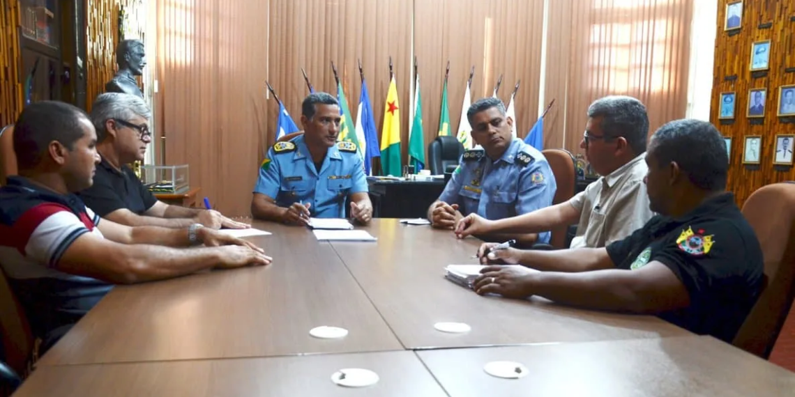Educação e PMAC discutem criação de novos colégios militares e segurança nas escolas