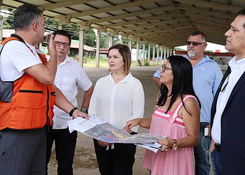 Rio Acre se aproxima da cota de alerta; prefeita visita obras no Parque de Exposições