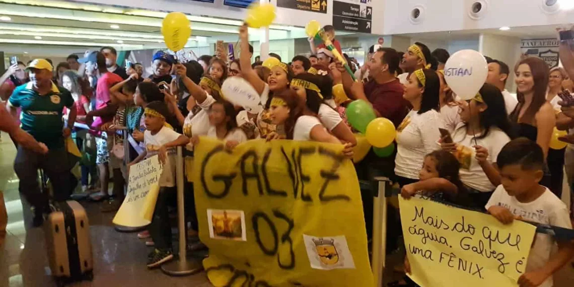 Meninos do Imperador retornam ao Acre e são recebidos por multidão eufórica no aeroporto