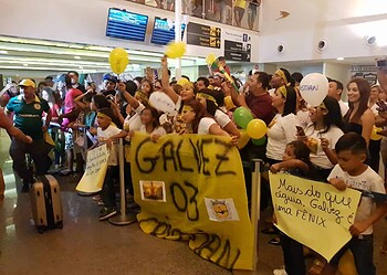 Meninos do Imperador retornam ao Acre e são recebidos por multidão eufórica no aeroporto