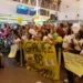 Meninos do Imperador retornam ao Acre e são recebidos por multidão eufórica no aeroporto