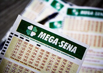 SÃO PAULO, SP - 16.02.2018: 100 MI PARA GANHADOR DA MEGA SENA - O sorteio do concurso 2015 da mega-sena, que acontece no sábado (17), pagará ao acertador das dezenas sorteadas a quantia de R$ 100 milhões. (Foto: Aloisio Mauricio /Fotoarena/Folhapress) ORG XMIT: 1487253