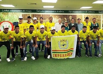 Elenco do Galvez visita Allianz Parque e emociona o goleiro Weverton, na academia