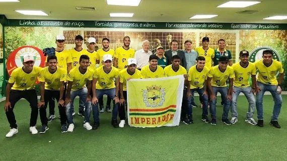 Elenco do Galvez visita Allianz Parque e emociona o goleiro Weverton, na academia