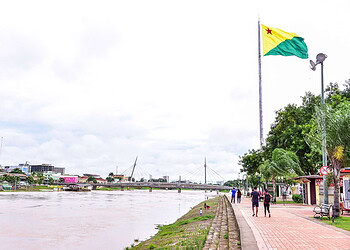 Rio Acre sobe rapidamente e pode transbordar nesta sexta