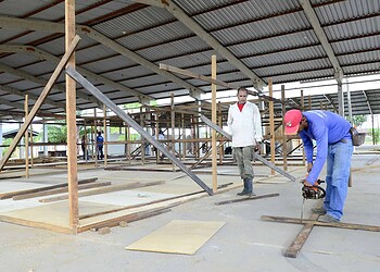 Prefeitura atua na limpeza e construção de abrigos no Parque de Exposições Wildy Viana