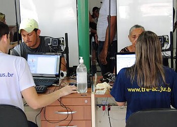 Eleitor que deixou de votar e justificar ausência deve regularizar situação