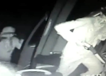 Bandidos armados interceptam ônibus e mantêm mais de 40 passageiros reféns em BR no interior do AC — Foto Reprodução