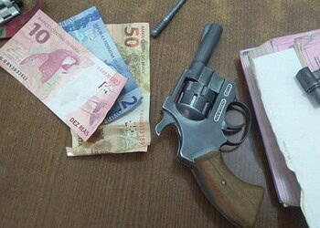 Com moto furtada, mulher é presa após ameaçar PM à paisana com revólver