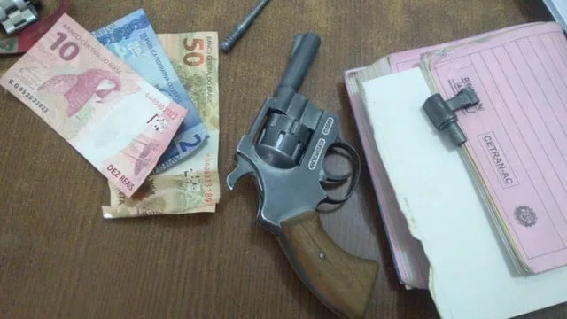 Com moto furtada, mulher é presa após ameaçar PM à paisana com revólver