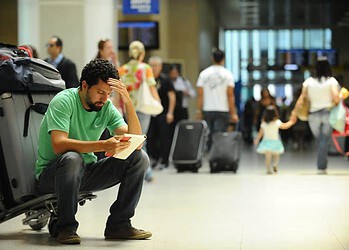 Neblina que atingiu o Rio ontem (12) e hoje (13) provocou o fechamento do Aeroporto Santos Dumont para pousos e decolagens. O reflexo disso foram atrasos, cancelamentos de voos e filas (Tânia Rêgo/Agência Brasil)