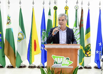 Jorge Viana diz que “despetização” é um erro e servidor não pode pagar a conta