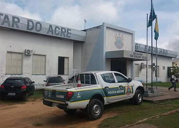 Policial que reagiu a assalto e baleou suspeito no AC agiu em legítima defesa, diz PM