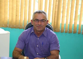 Homem invade gabinete para cobrar dívida e prefeito leva soco no rosto, em Assis Brasil