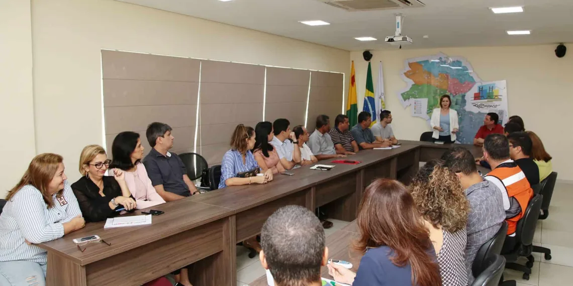 Prefeita diz à equipe que quer trabalho integrado para cuidar de Rio Branco