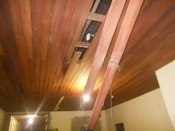 Onze presos fazem buraco em cela e são flagrados em tentativa de fuga