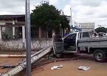 Bandidos assaltam loja e são presos ao bater carro e derrubar poste durante fuga