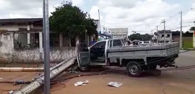 Bandidos assaltam loja e são presos ao bater carro e derrubar poste durante fuga