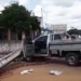 Bandidos assaltam loja e são presos ao bater carro e derrubar poste durante fuga