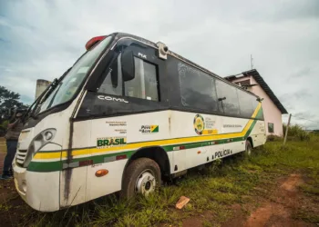 Segurança Pública encontra ônibus novo abandonado em área do Cieps