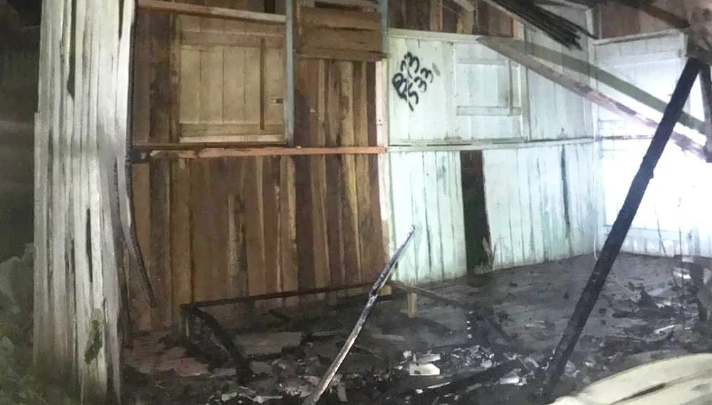 Casa abandonada fica destruída após incêndio no Ramal Bom Jesus