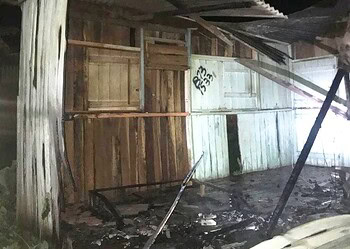 Casa abandonada fica destruída após incêndio no Ramal Bom Jesus