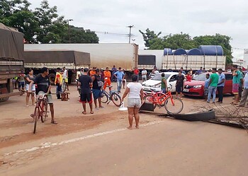 Comunidade apresenta reivindicações e tráfego na Via Chico Mendes é liberado