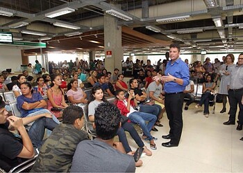 li ouviu as demandas da população. (Foto Odair Leal Secom)