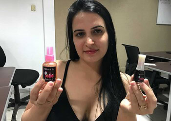 Acreana faz sucesso vendendo batom líquido e hidratante caseiro