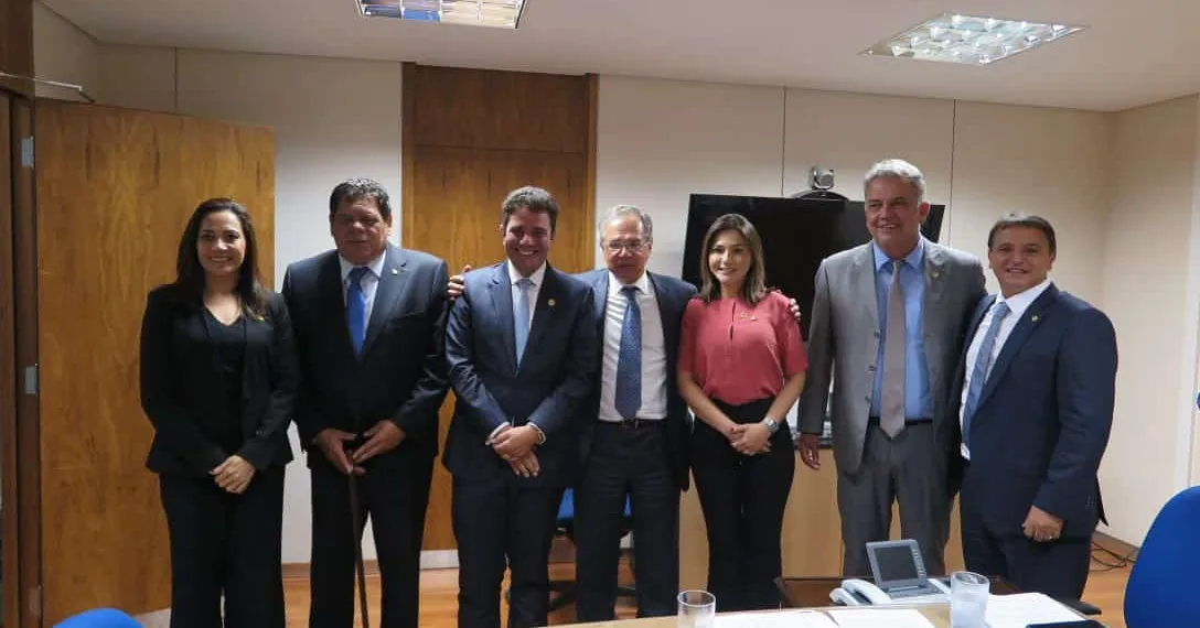 Governador Gladson Cameli, ao centro, com o ministro Paulo Guedes, e parte da bancada acreana em Brasília (Foto Fernanda Camargo Gabinete da senadora Mailza Gomes)