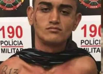 Polícia prende um dos suspeitos de matar jovem na frente do filho