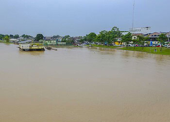 Cheia do Rio Acre atinge quatro bairros e duas famílias são retiradas de suas casas