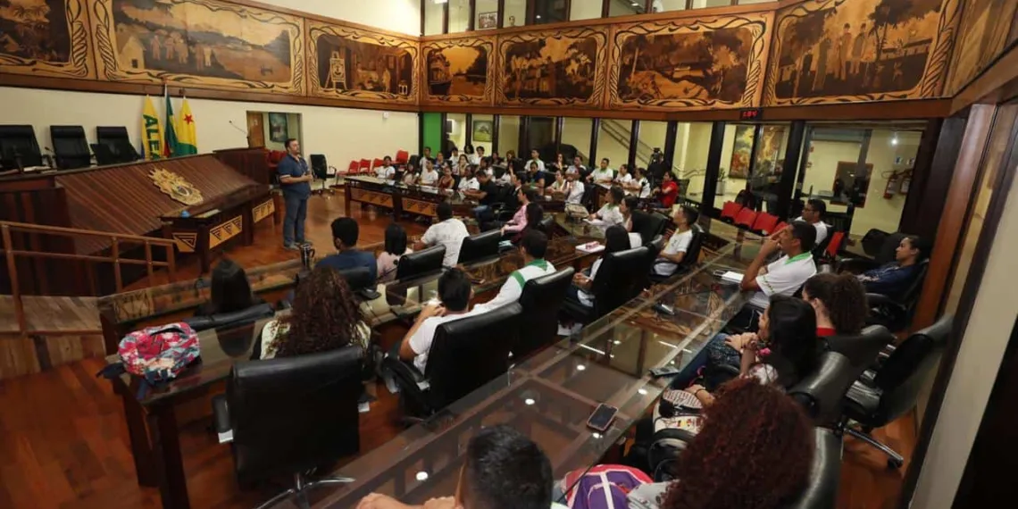Alunos do Ifac visitam Assembleia Legislativa e conhecem trabalho parlamentar