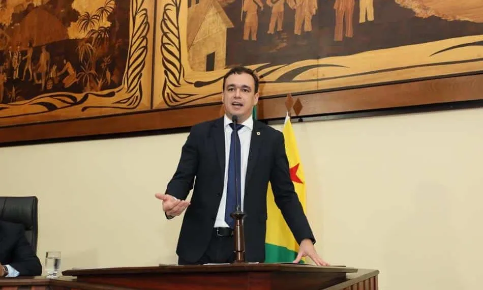 Daniel Zen sugere que milhas de passagens aéreas compradas pelo Estado sejam destinadas a estudantes