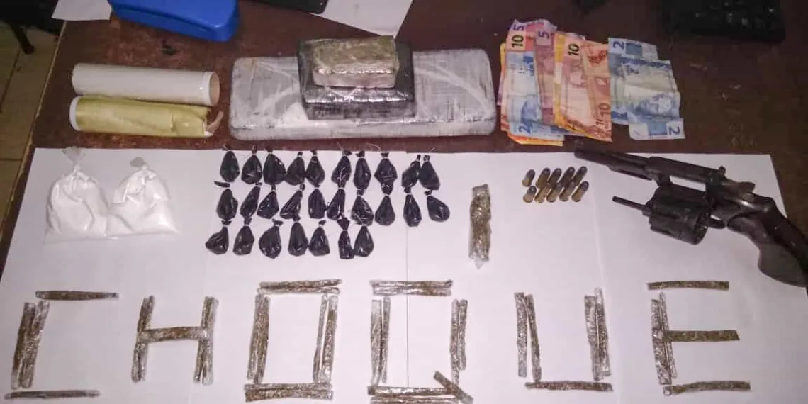 Bope apreende arma de fogo e quase 2 kg de drogas na Capital