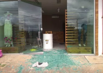 Suspeito para carro em frente de loja, leva quase toda a mercadoria e causa prejuízo de R$ 26 mil