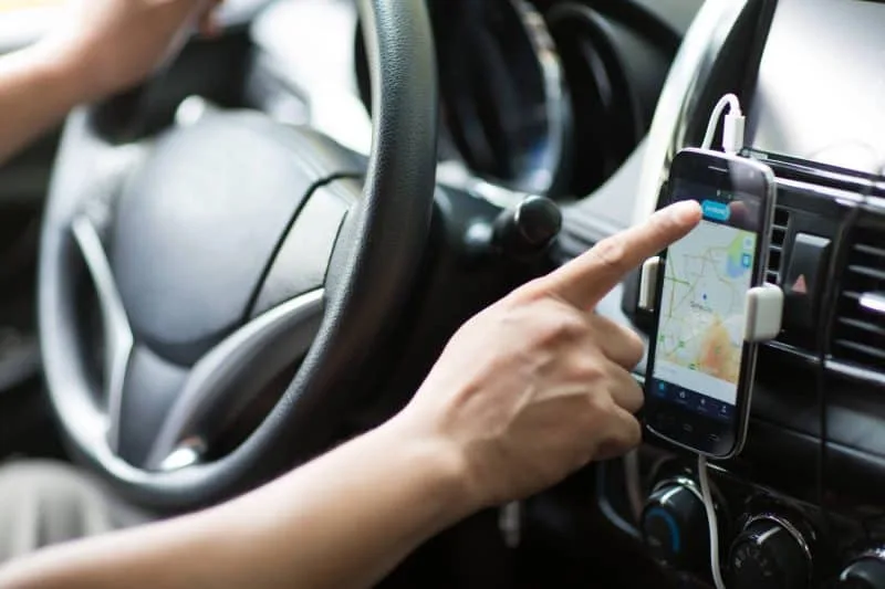 Uber é condenada a indenizar cliente por cobrar serviço que consumidor não usufruiu