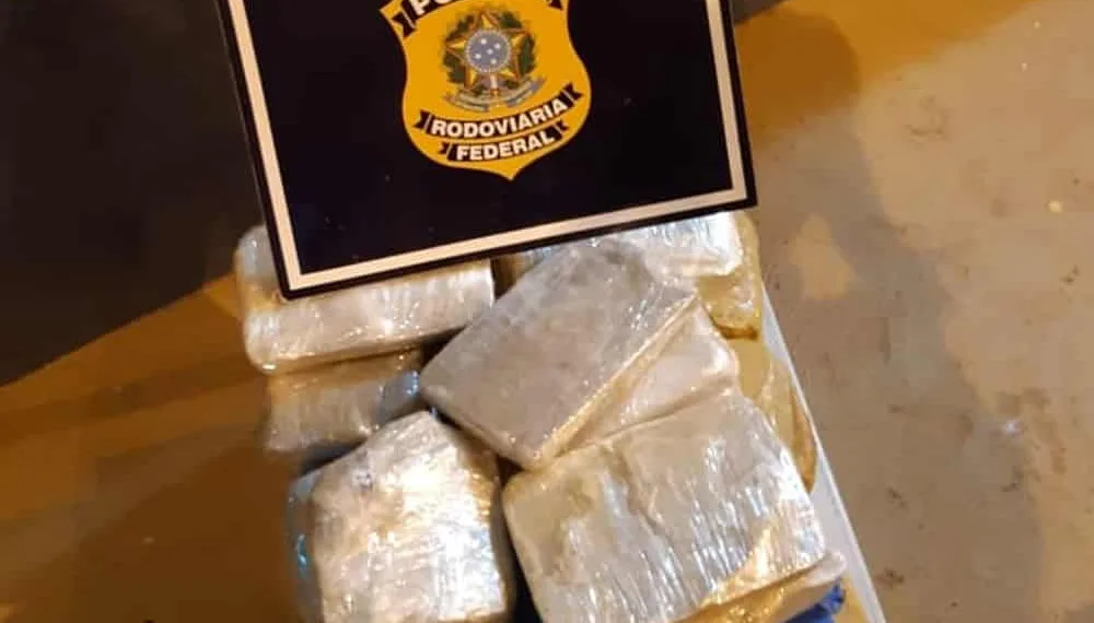 Em abordagem, PRF-AC apreende 50 quilos de drogas escondidos em carroceria de veículo