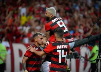 'Invictos e arrasadores': imprensa mundial se rende aos times brasileiros